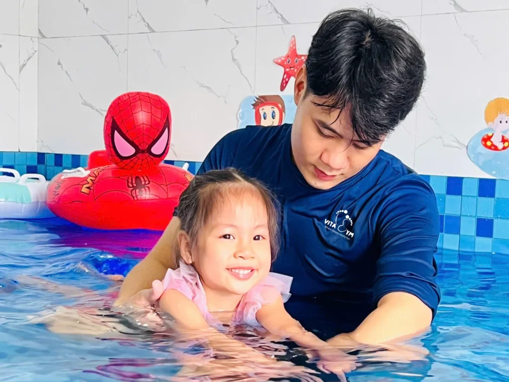 Bơi – Môn thể thao vàng giúp trẻ mầm non phát triển thể chất toàn diện